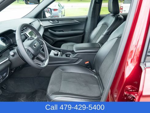 Used 2025 Jeep Grand Cherokee Altitude AWD/4WD image 18