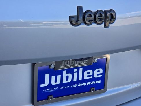 New 2025 Jeep Grand Cherokee L Altitude image 30