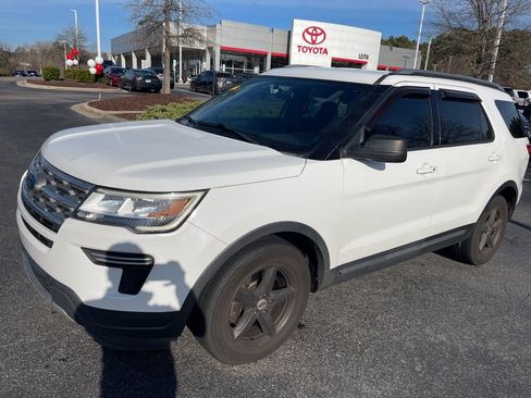 Used 2018 Ford Explorer XLT image 2