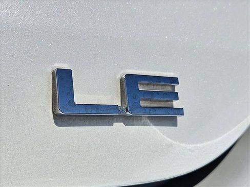 Used 2022 Toyota Highlander LE AWD/4WD image 30