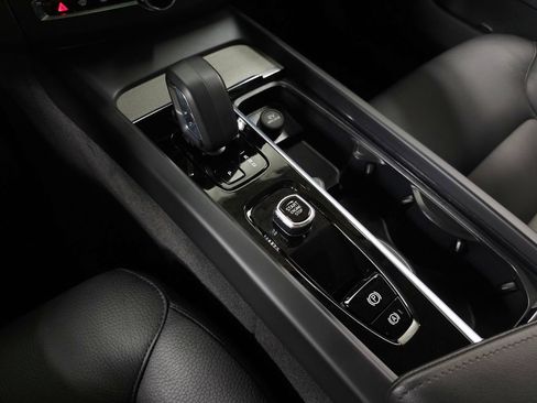 Certified 2025 Volvo XC60 B5 Plus AWD/4WD image 34