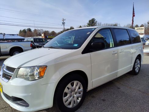 Used 2018 Dodge Grand Caravan SE w/ UConnect Hands-Free Group image 4