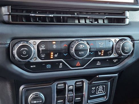 Used 2024 Jeep Wrangler Sahara image 21