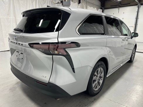 Used 2025 Toyota Sienna XLE image 7