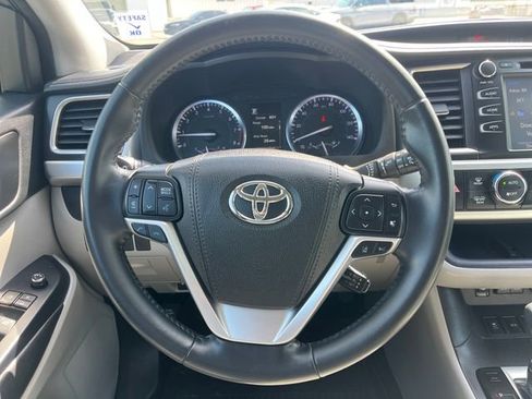 Used 2018 Toyota Highlander XLE AWD/4WD image 23