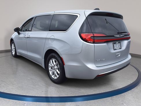 Used 2023 Chrysler Pacifica Touring-L FWD image 9
