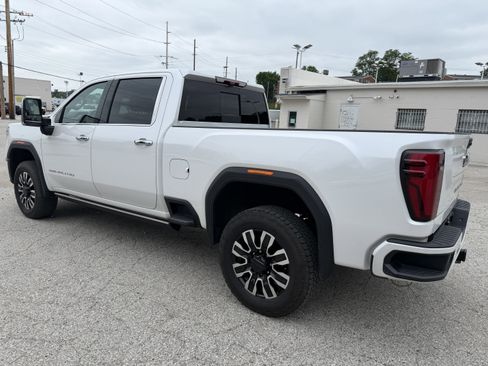 Used 2024 GMC Sierra 3500 Denali Ultimate AWD/4WD image 3