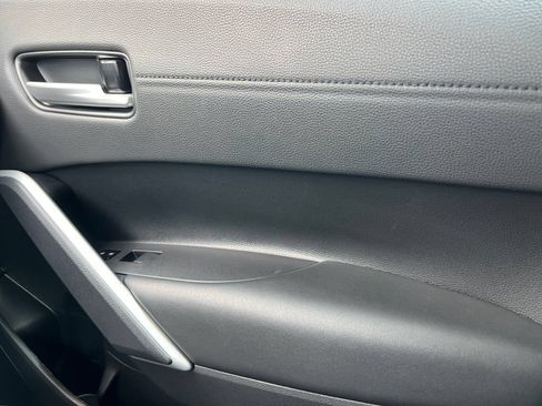 Used 2024 Toyota Corolla Cross XLE FWD image 5