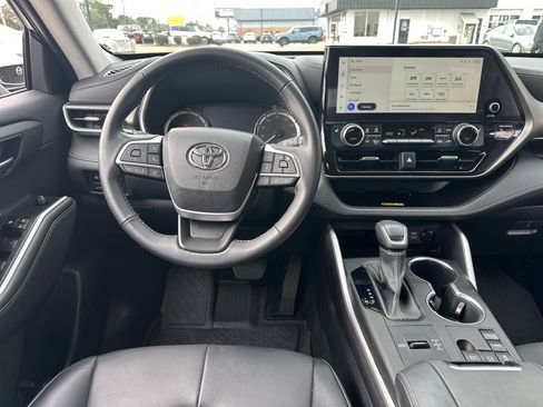 Used 2023 Toyota Highlander XLE image 15