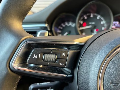 Certified 2025 Porsche Macan image 15