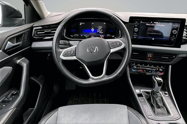 Used 2025 Volkswagen Jetta SE FWD image 8
