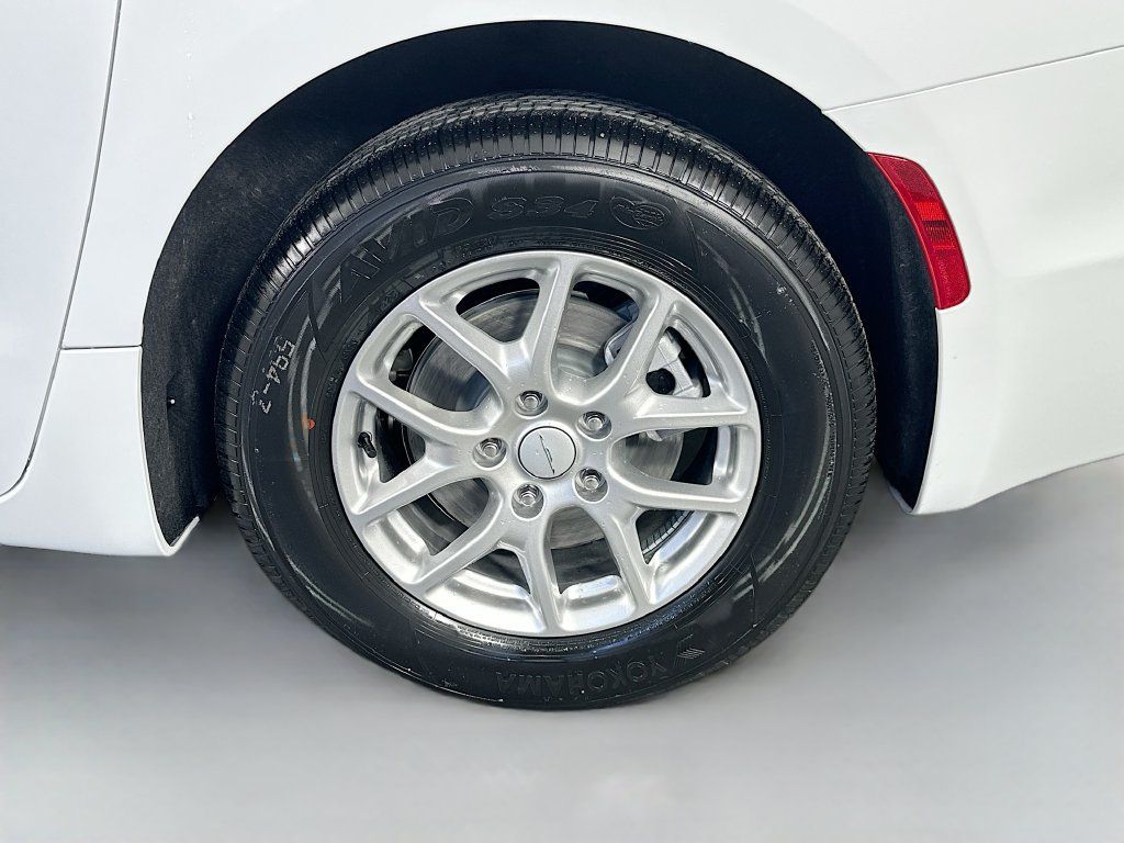 New 2027 Chrysler Pacifica Select FWD image 16