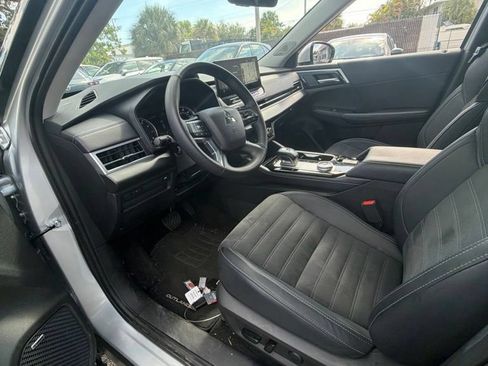 Used 2025 Mitsubishi Outlander SE AWD/4WD image 3