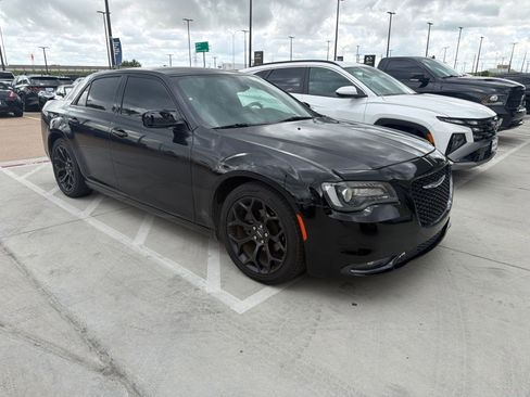 Used 2019 Chrysler 300 S RWD image 3
