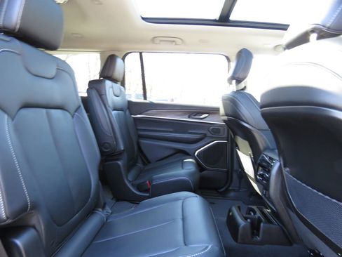 Used 2022 Jeep Grand Cherokee L Limited image 16