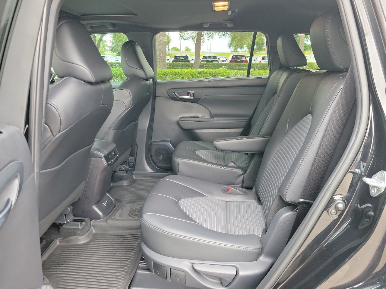 Used 2024 Toyota Highlander XSE AWD/4WD image 11
