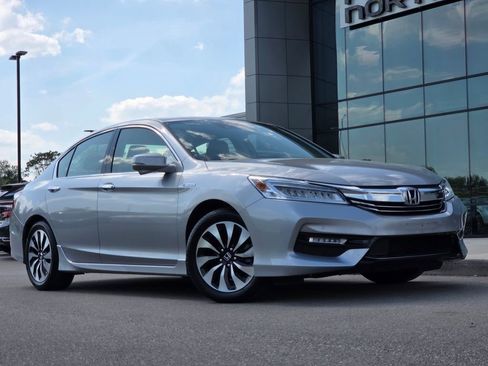 Used 2017 Honda Accord Touring image 2