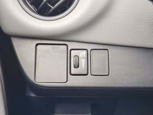 Used 2016 Toyota Yaris L image 26