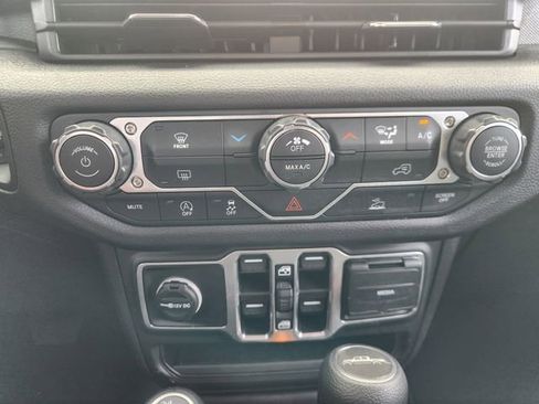 Used 2025 Jeep Gladiator Sport AWD/4WD image 17
