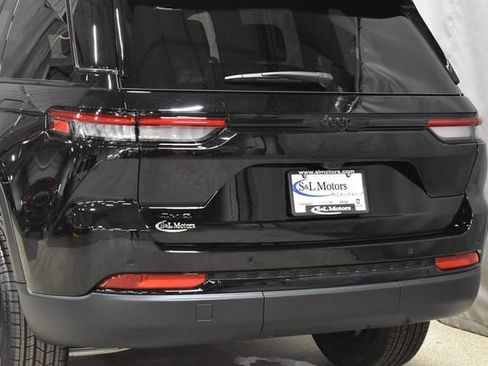 New 2025 Jeep Grand Cherokee Altitude image 9