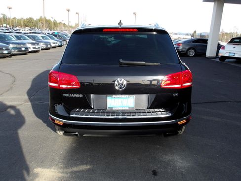 Used 2015 Volkswagen Touareg Sport image 4