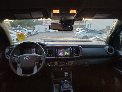 Used 2018 Toyota Tacoma TRD Sport AWD/4WD image 12