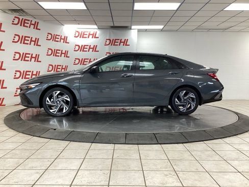 Used 2025 Hyundai Elantra SEL FWD image 4