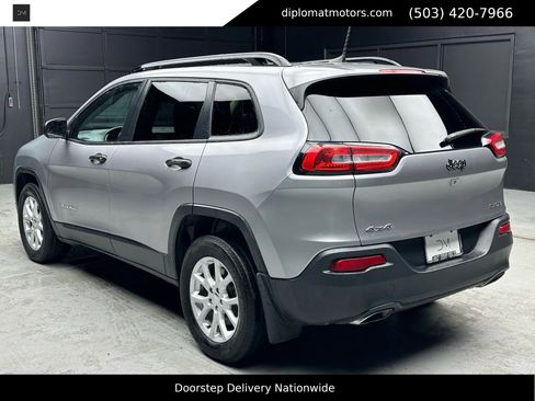 Used 2018 Jeep Cherokee Sport w/ Cold Weather Group AWD/4WD image 5