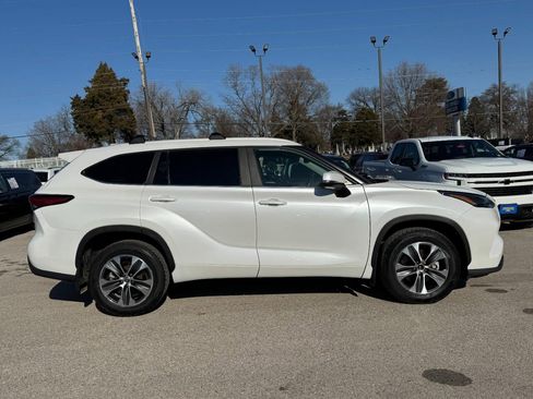 Used 2023 Toyota Highlander XLE image 2