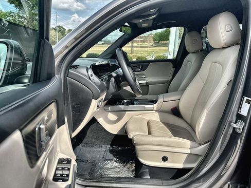Used 2025 Mercedes-Benz GLB 250 image 2