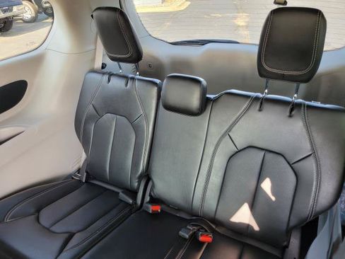 Used 2024 Chrysler Pacifica Touring-L FWD image 29