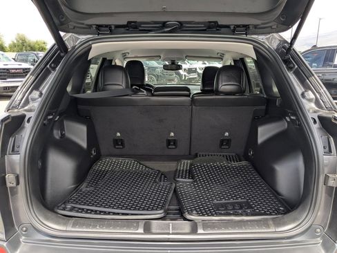 Used 2019 Jeep Cherokee Latitude Plus w/ Comfort/Convenience Group AWD/4WD image 28