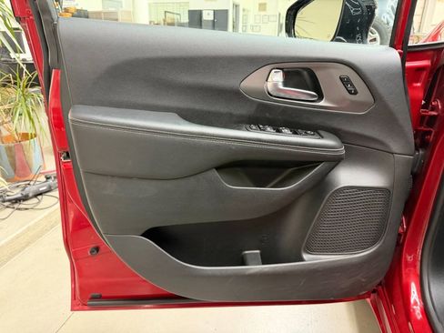 Used 2025 Chrysler Pacifica Select FWD image 10