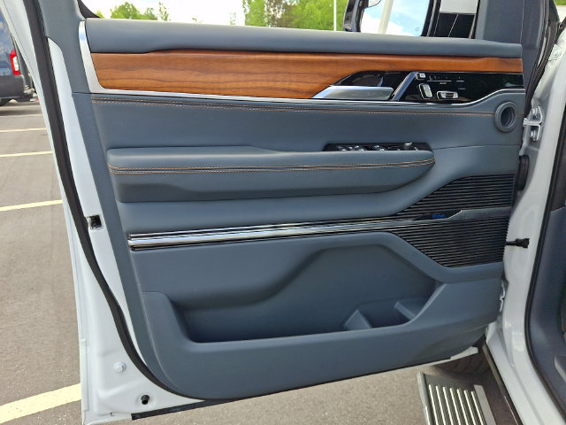 Used 2022 Jeep Grand Wagoneer Series III w/ Flexible Seating Group AWD/4WD image 12