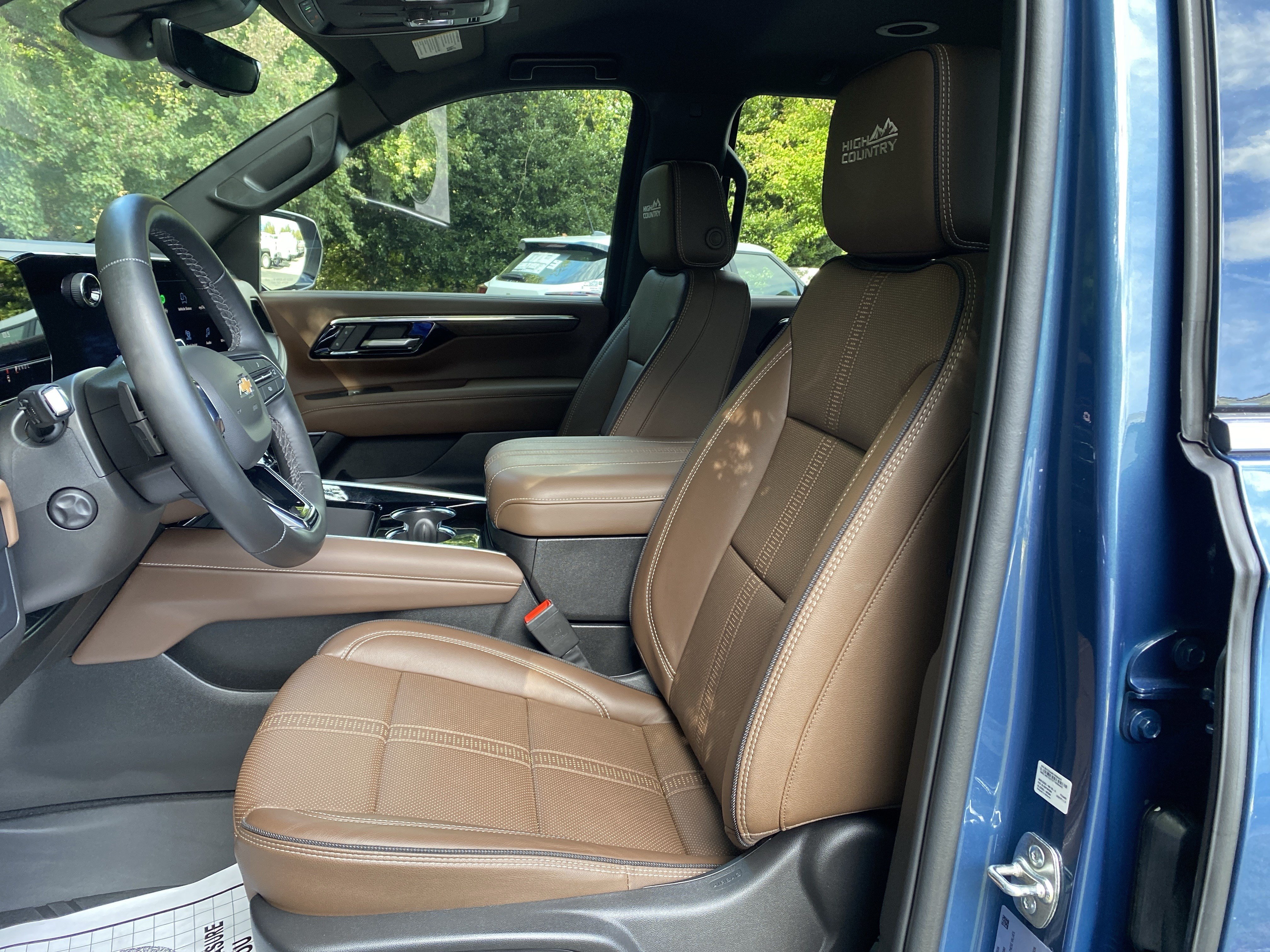 Used 2025 Chevrolet Tahoe High Country AWD/4WD image 16