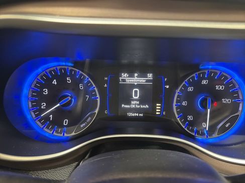 Used 2019 Chrysler Pacifica Touring-L image 25