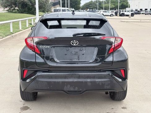 Used 2019 Toyota C-HR XLE FWD image 5