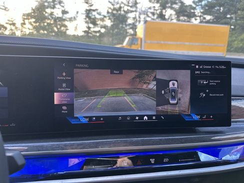 Used 2025 BMW 760i xDrive w/ Executive Package image 21