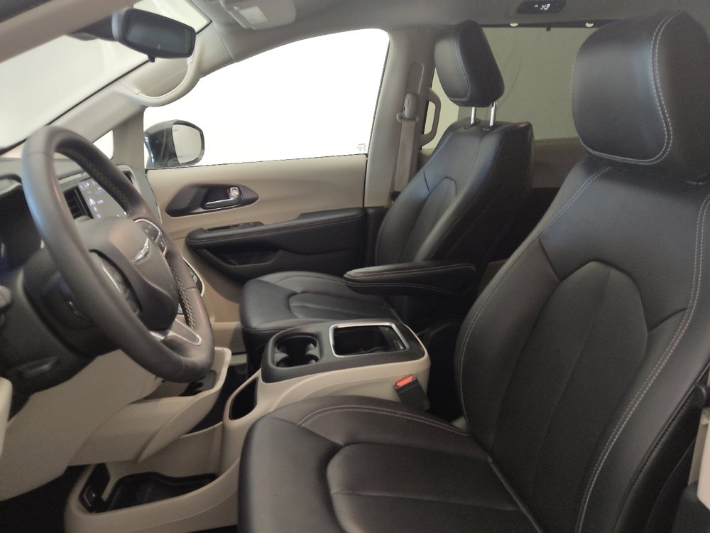 Used 2024 Chrysler Pacifica Touring-L FWD image 17