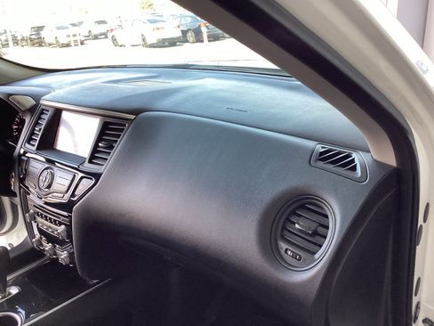 Used 2018 Nissan Pathfinder S image 16