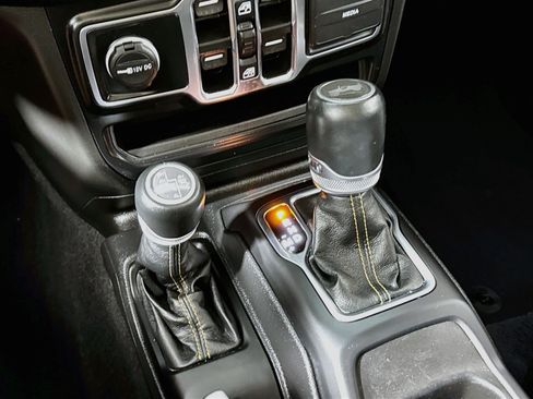Used 2023 Jeep Wrangler Unlimited Sahara AWD/4WD image 19