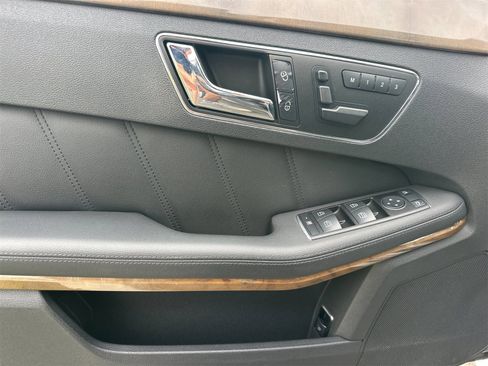 Used 2010 Mercedes-Benz E 550 E 550 image 11