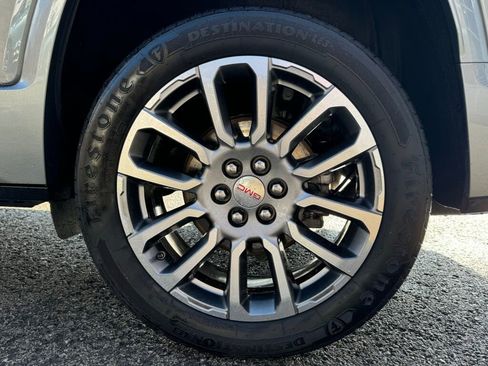 Used 2023 GMC Acadia Denali w/ Denali Technology Package image 10