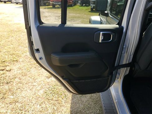 Used 2024 Jeep Wrangler Sahara image 29