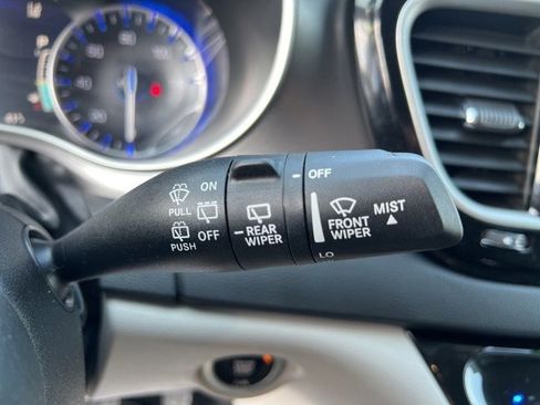 Certified 2024 Chrysler Pacifica Touring-L image 24