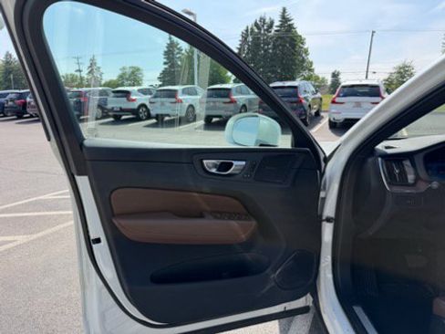 Used 2023 Volvo XC60 B5 Plus w/ Climate Package AWD/4WD image 8