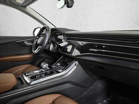 Used 2022 Audi Q8 Premium image 23