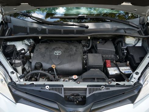 Used 2020 Toyota Sienna L image 40