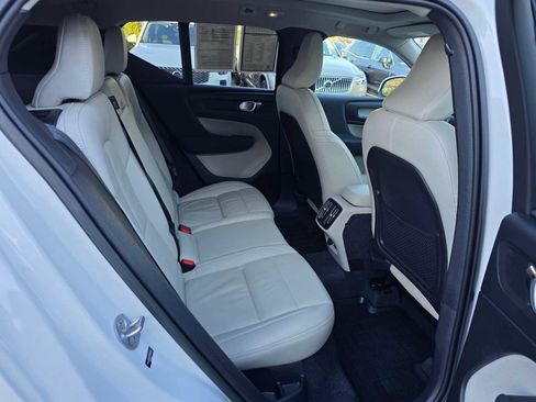 Certified 2023 Volvo XC40 B5 Ultimate w/ Protection Package Premier image 12
