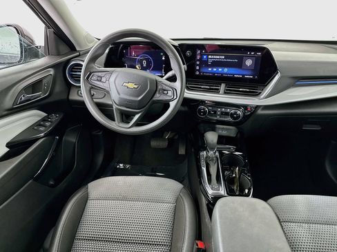Used 2025 Chevrolet Trax LT FWD image 21